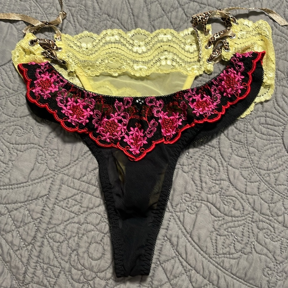 🌻🕷️BUNDLE FREDRICK'S Lace Thongs🕷️🌻